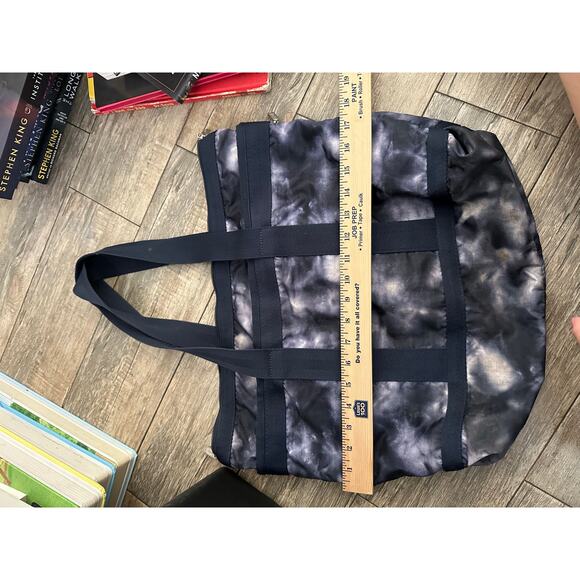 LeSportsac Women's Black Gray Tie Dye Weekender Lightweight Travel Tote Bag - Picture 8 of 8